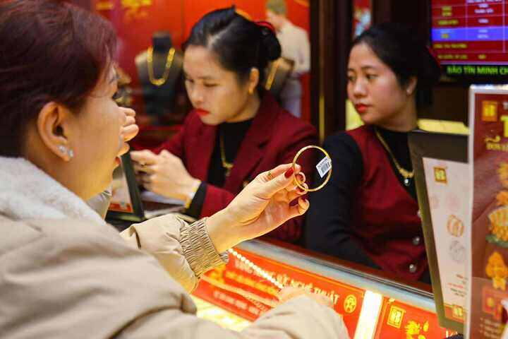 Vàng giảm mạnh sáng 9/9: Phân tích diễn biến, mức hỗ trợ kháng cự và tác động từ dữ liệu kinh tế