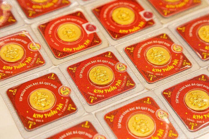 16/9: Vàng vẫn lẹt đẹt quanh đáy khi áp lực từ Fed và giá dầu tăng lên